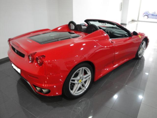 Ferrari rojo cabrio JV tras