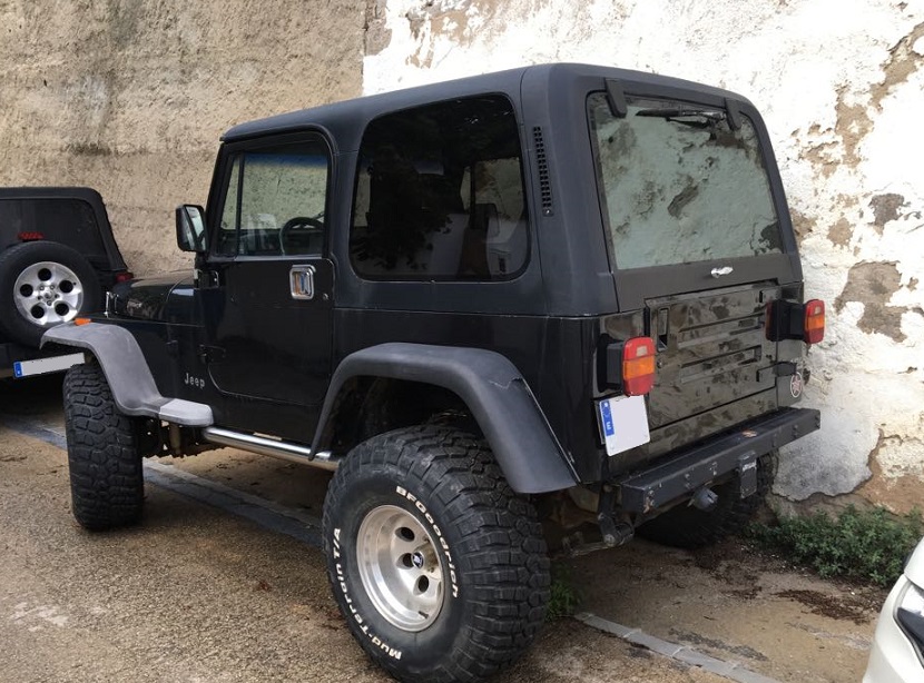 10693 Jeep Wrangler negro trasero