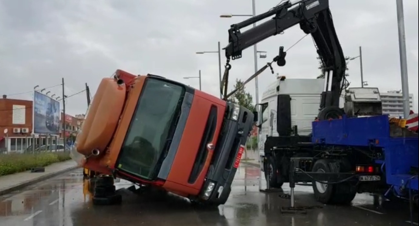tyreaction videoclip rosalia malamente como se hizo vehiculos de escena especialistas de cine alquiler camión volcado 5