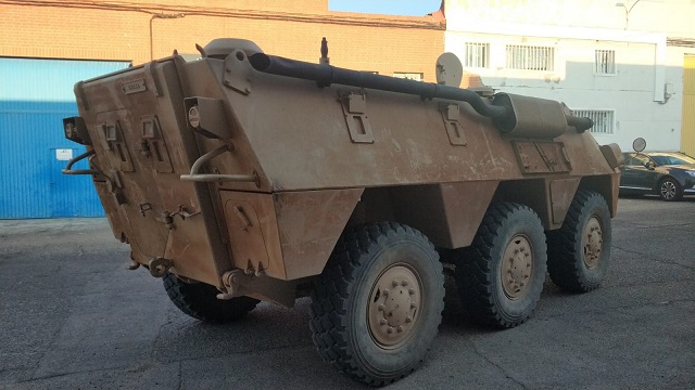 pm014 alquiler vehiculo blindado 6x6 tanqueta militar bmr películas belicas español madrid tyreaction marrón tras